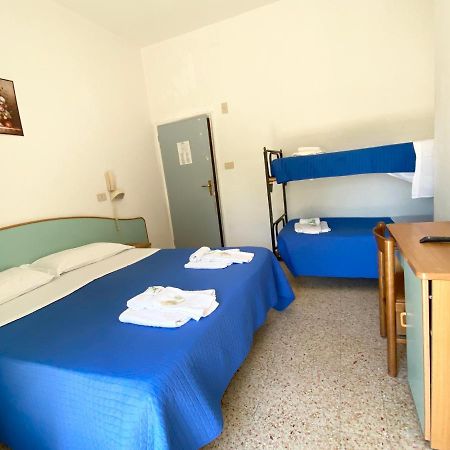 Hotel Luna Rossa Римини Экстерьер фото