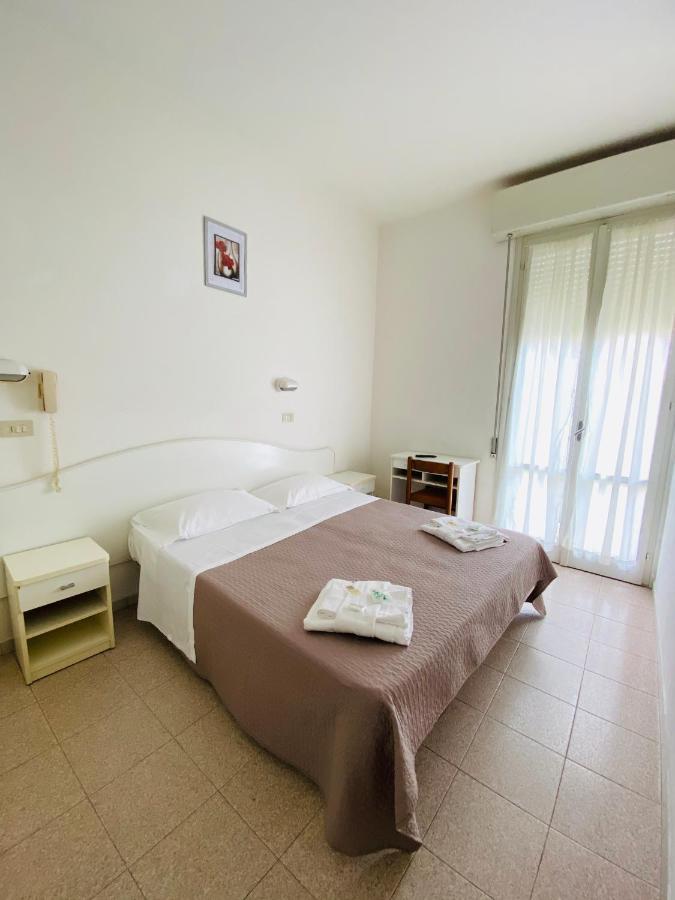 Hotel Luna Rossa Римини Экстерьер фото