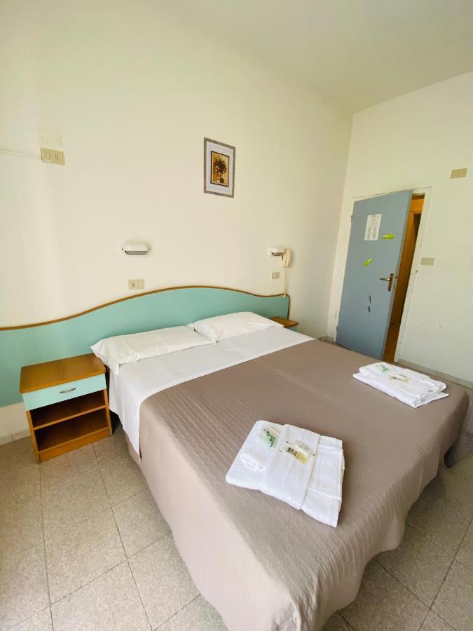 Hotel Luna Rossa Римини Экстерьер фото